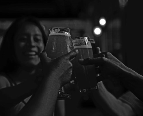 bierproeverij in het donker amsterdam
